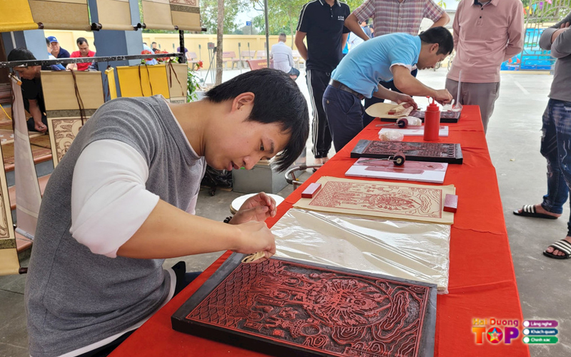 Khac-van-in-hong-luc-lieu-trang-haiduongtoplist